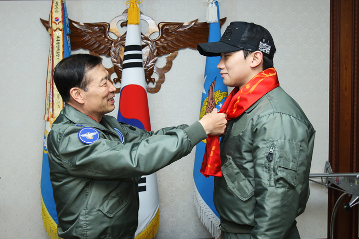 [11·03·2011] Rain con el jefe de la fuerza aérea & con el Team de “Red Scarf” R1
