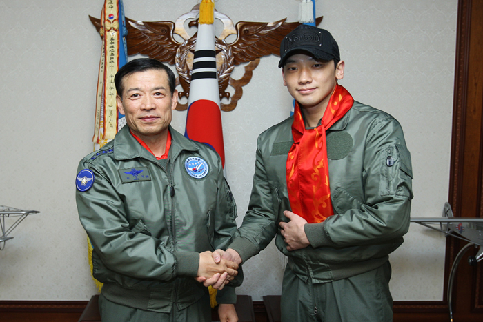[11·03·2011] Rain con el jefe de la fuerza aérea & con el Team de “Red Scarf” R3